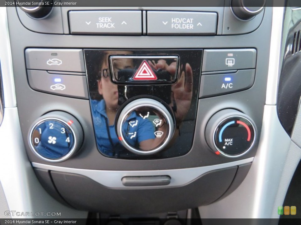 Gray Interior Controls for the 2014 Hyundai Sonata SE #87337105