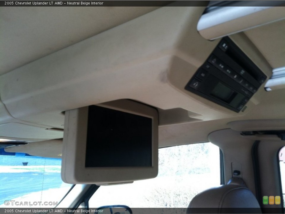 Neutral Beige Interior Entertainment System for the 2005 Chevrolet Uplander LT AWD #87997161