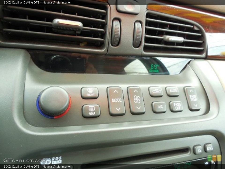 Neutral Shale Interior Controls for the 2002 Cadillac DeVille DTS #88302624