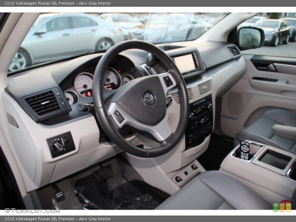 Aero Gray Interior Photo for the 2010 Volkswagen Routan SEL Premium #88485978