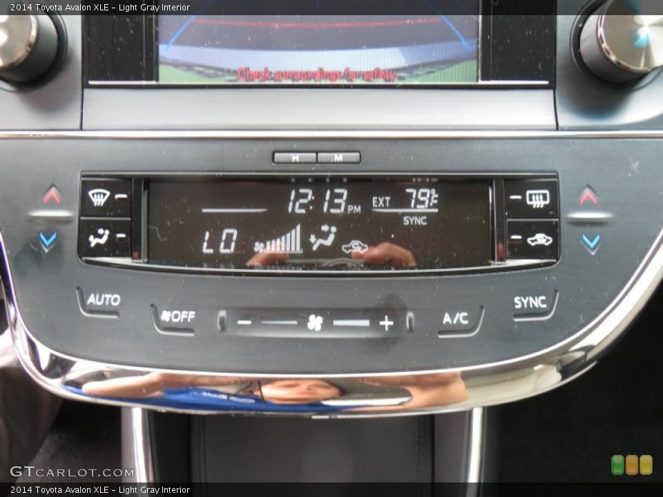 Light Gray Interior Controls for the 2014 Toyota Avalon XLE #88551599