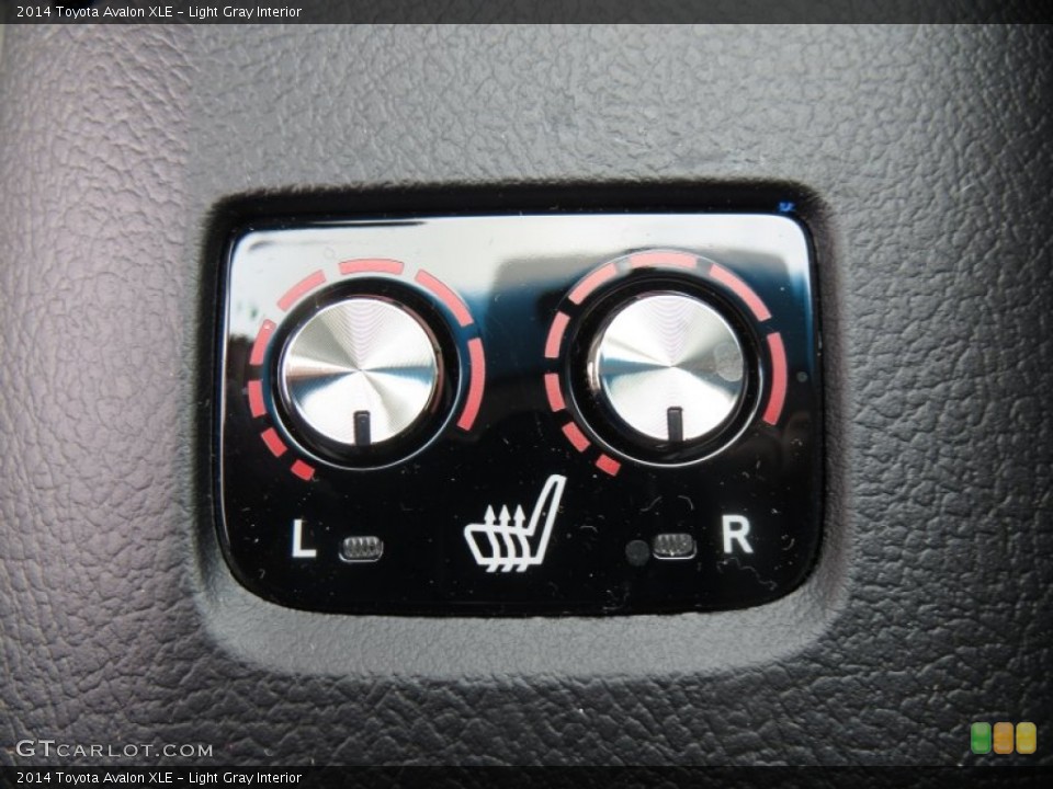 Light Gray Interior Controls for the 2014 Toyota Avalon XLE #88551620