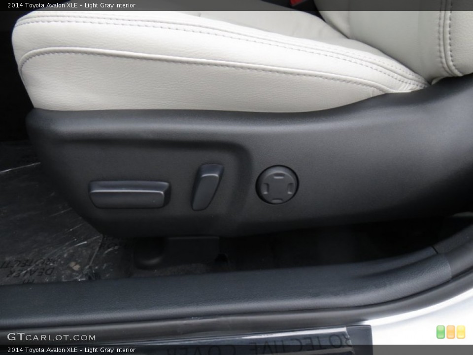 Light Gray Interior Controls for the 2014 Toyota Avalon XLE #88552367