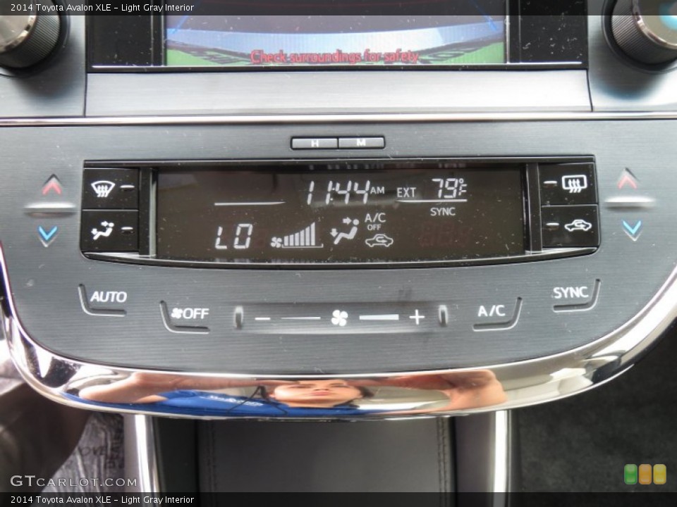 Light Gray Interior Controls for the 2014 Toyota Avalon XLE #88552445