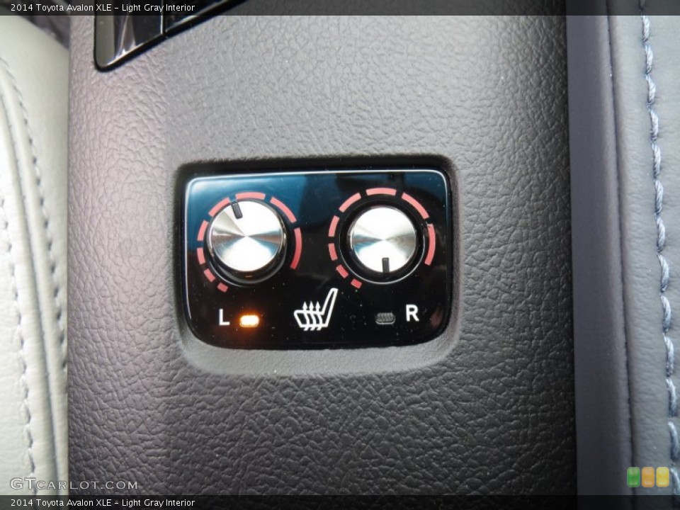 Light Gray Interior Controls for the 2014 Toyota Avalon XLE #88552466