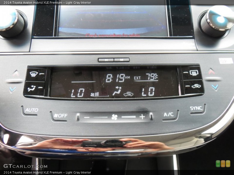 Light Gray Interior Controls for the 2014 Toyota Avalon Hybrid XLE Premium #88553306