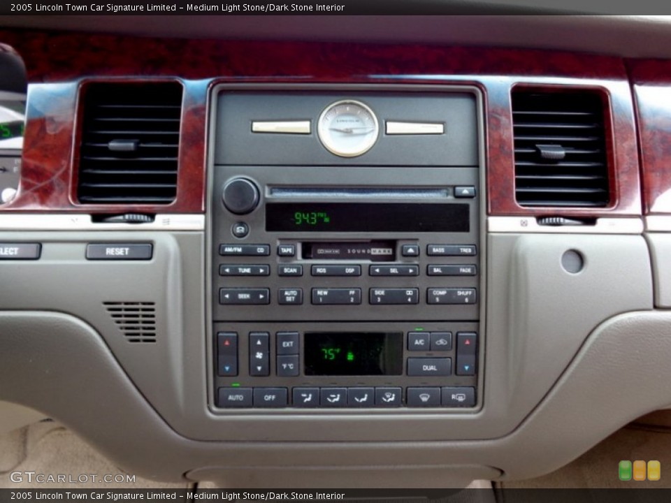 Medium Light Stone/Dark Stone Interior Controls for the 2005 Lincoln Town Car Signature Limited #88625596