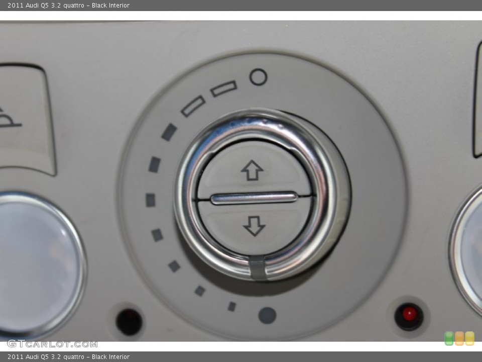 Black Interior Controls for the 2011 Audi Q5 3.2 quattro #89143977