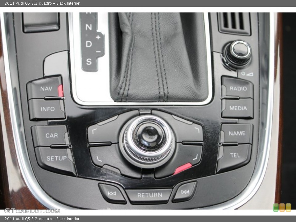 Black Interior Controls for the 2011 Audi Q5 3.2 quattro #89144199