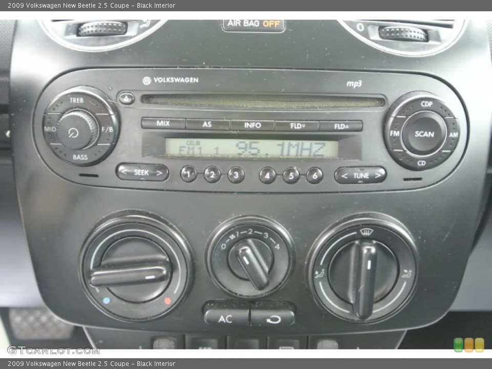 Black Interior Controls for the 2009 Volkswagen New Beetle 2.5 Coupe #89294937