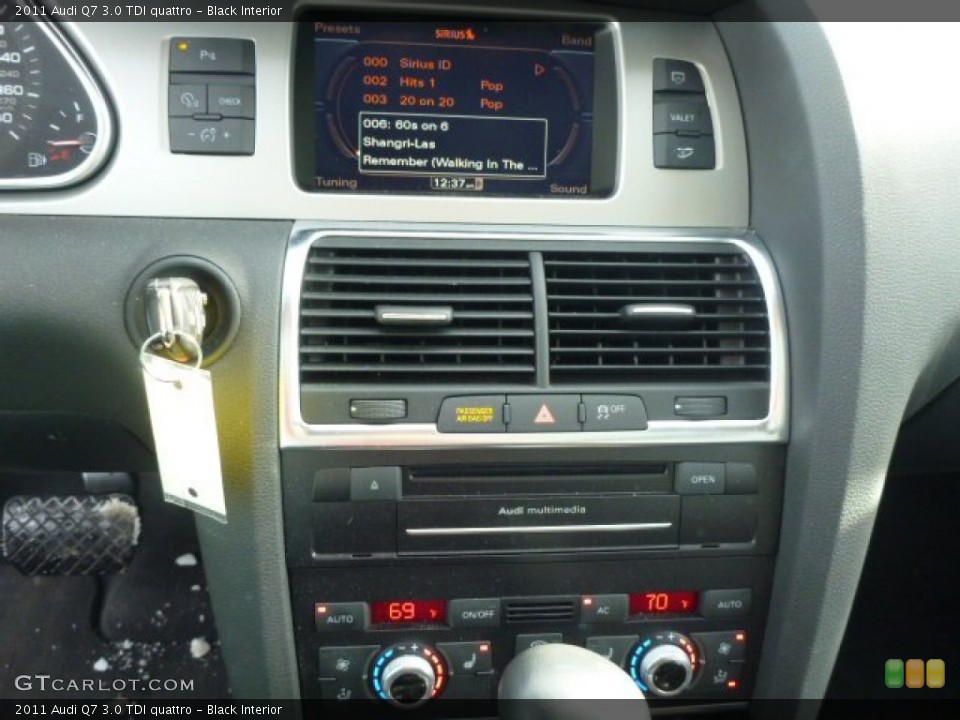 Black Interior Controls for the 2011 Audi Q7 3.0 TDI quattro #89412317