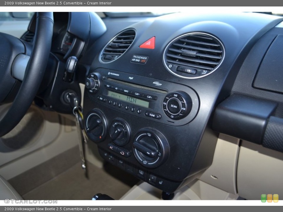 Cream Interior Controls for the 2009 Volkswagen New Beetle 2.5 Convertible #89945295