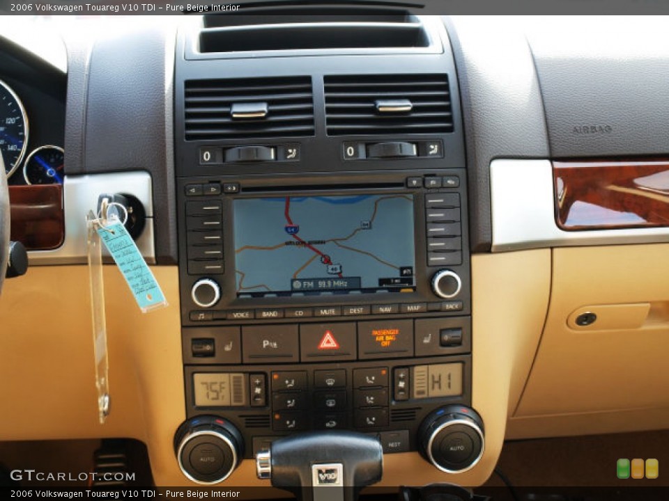 Pure Beige Interior Controls for the 2006 Volkswagen Touareg V10 TDI #90066714