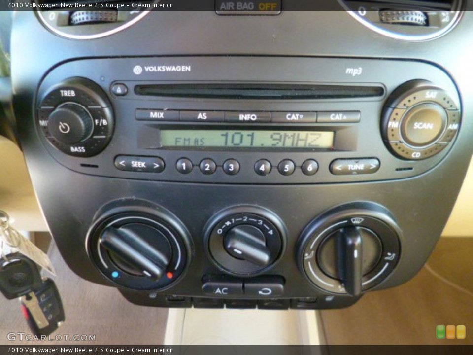 Cream Interior Audio System for the 2010 Volkswagen New Beetle 2.5 Coupe #90239048