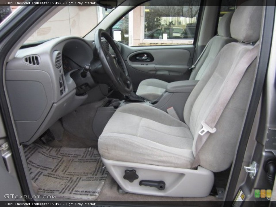 Light Gray Interior Photo for the 2005 Chevrolet TrailBlazer LS 4x4 #90516849