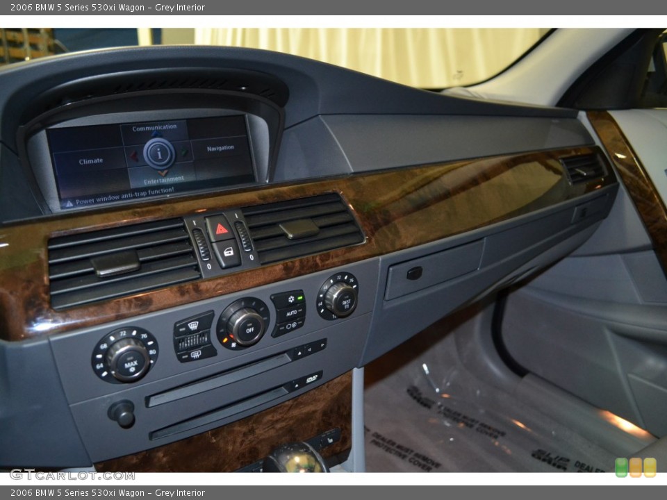 Grey Interior Dashboard for the 2006 BMW 5 Series 530xi Wagon #91031942