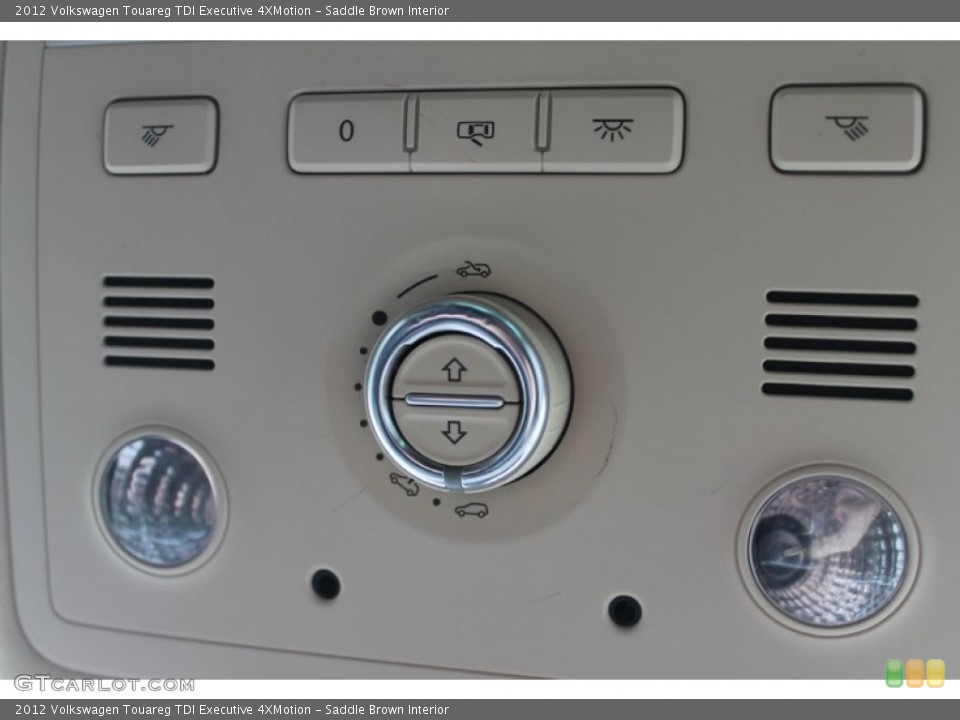 Saddle Brown Interior Controls for the 2012 Volkswagen Touareg TDI Executive 4XMotion #91039058