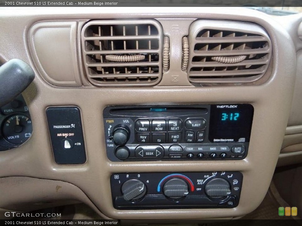 Medium Beige Interior Controls for the 2001 Chevrolet S10 LS Extended Cab #91244830