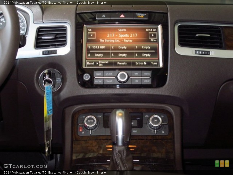 Saddle Brown Interior Controls for the 2014 Volkswagen Touareg TDI Executive 4Motion #91811987