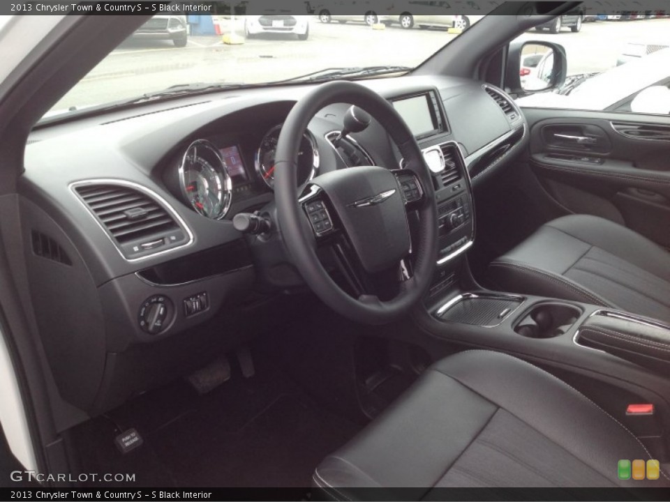 S Black 2013 Chrysler Town & Country Interiors