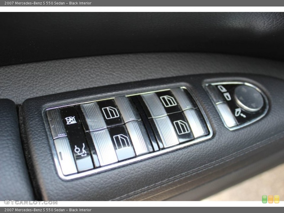 Black Interior Controls for the 2007 Mercedes-Benz S 550 Sedan #92687453