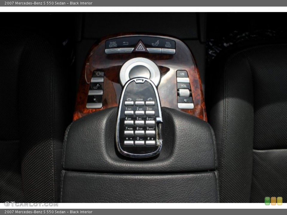 Black Interior Controls for the 2007 Mercedes-Benz S 550 Sedan #92687489