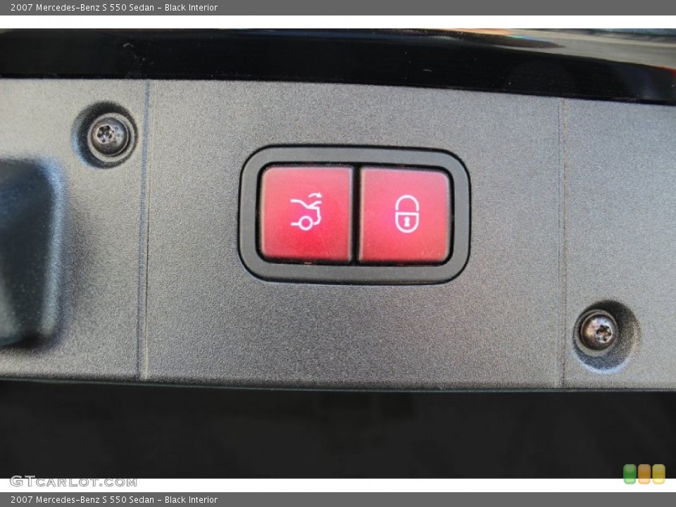 Black Interior Controls for the 2007 Mercedes-Benz S 550 Sedan #92687582