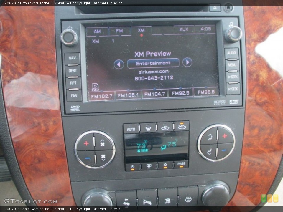 Ebony/Light Cashmere Interior Controls for the 2007 Chevrolet Avalanche LTZ 4WD #93375980