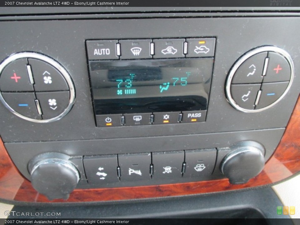 Ebony/Light Cashmere Interior Controls for the 2007 Chevrolet Avalanche LTZ 4WD #93376028