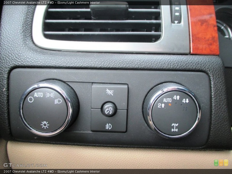Ebony/Light Cashmere Interior Controls for the 2007 Chevrolet Avalanche LTZ 4WD #93376118