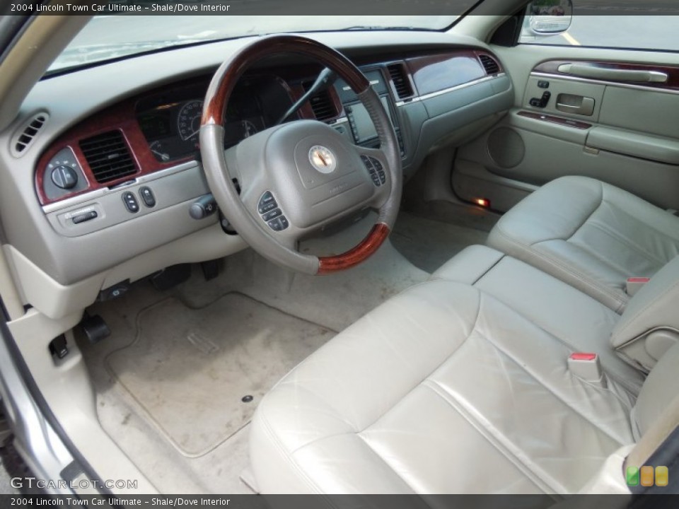 Shale/Dove Interior Photo for the 2004 Lincoln Town Car Ultimate #93471403