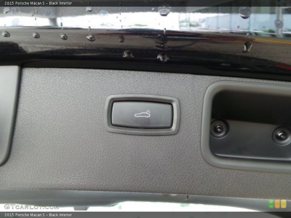 Black Interior Controls for the 2015 Porsche Macan S #93940215