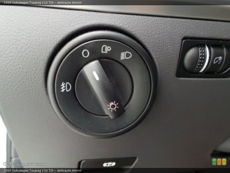 Anthracite Interior Controls for the 2006 Volkswagen Touareg V10 TDI #94003216