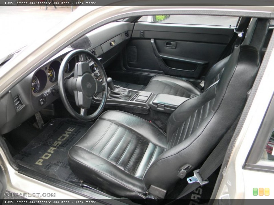 Black Interior Photo for the 1985 Porsche 944  #94359189