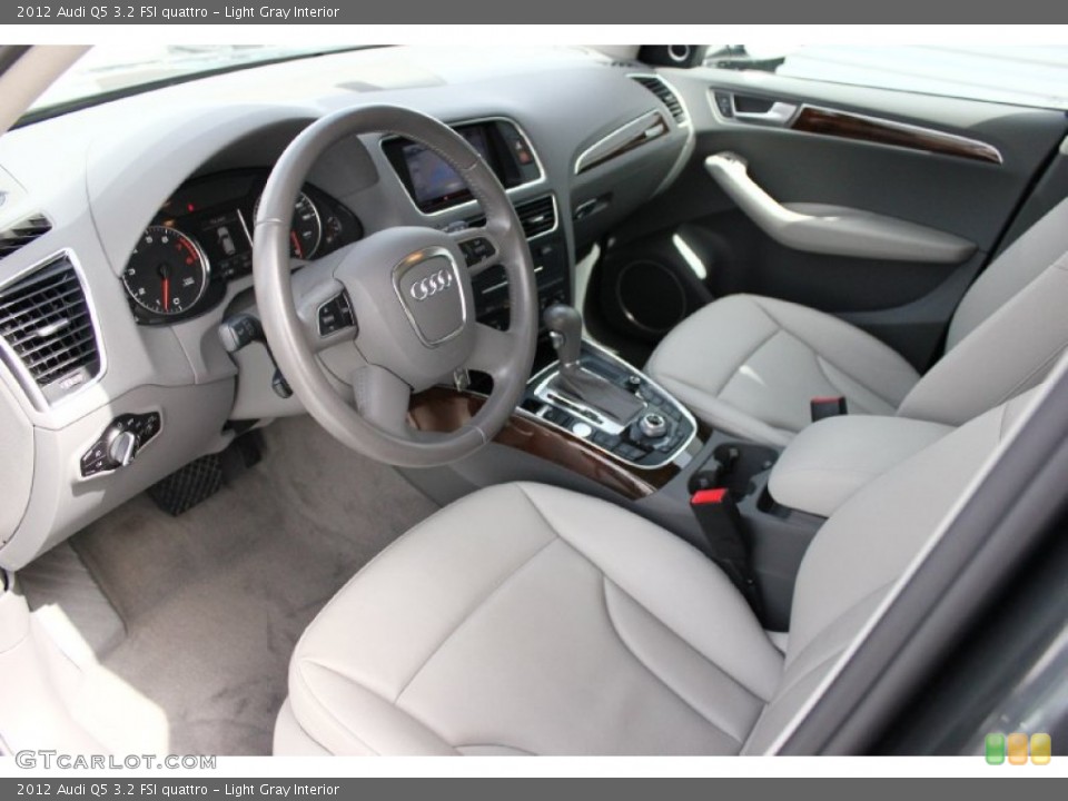 Light Gray Interior Photo for the 2012 Audi Q5 3.2 FSI quattro #94929636