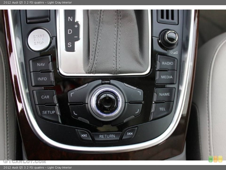 Light Gray Interior Controls for the 2012 Audi Q5 3.2 FSI quattro #94929804