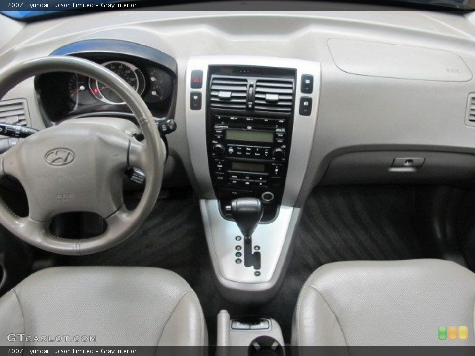 Gray Interior Dashboard for the 2007 Hyundai Tucson Limited #95541942
