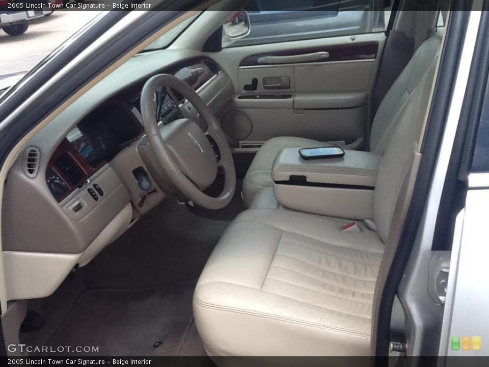 Beige Interior Photo for the 2005 Lincoln Town Car Signature #95802862