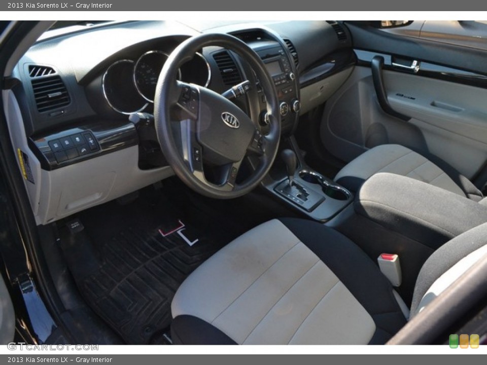 Gray Interior Photo for the 2013 Kia Sorento LX #96331434
