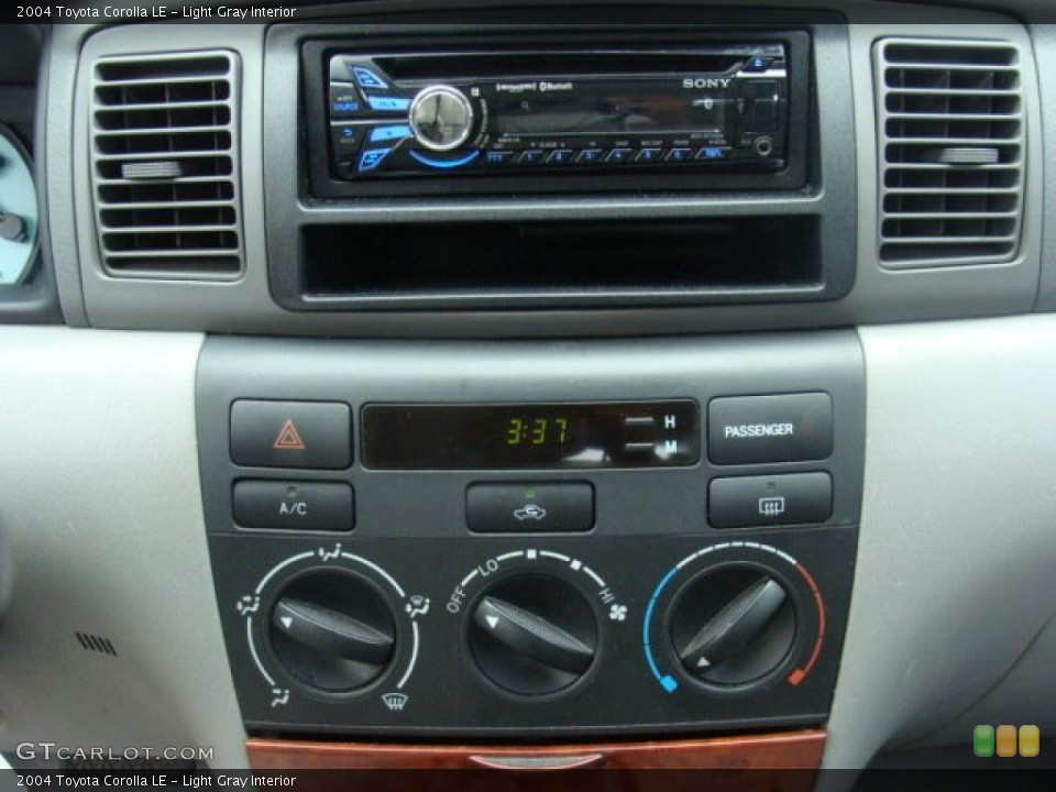Light Gray Interior Controls for the 2004 Toyota Corolla LE #96919379