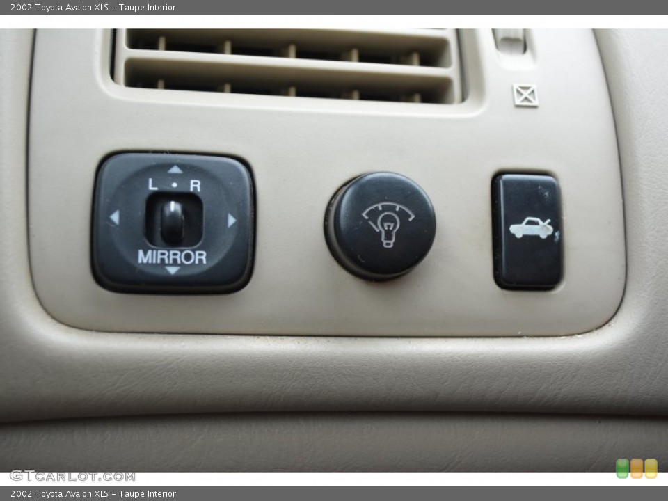 Taupe Interior Controls for the 2002 Toyota Avalon XLS #97377330
