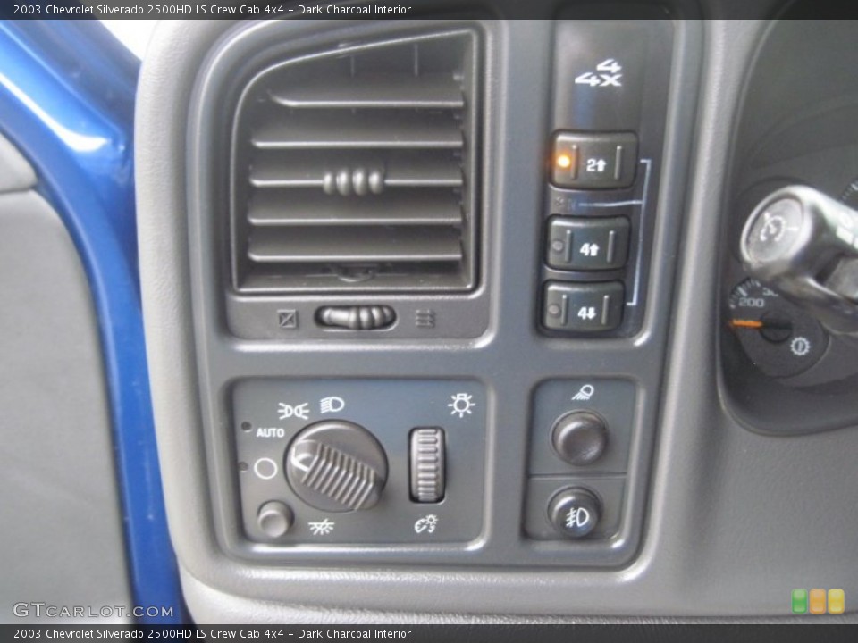 Dark Charcoal Interior Controls for the 2003 Chevrolet Silverado 2500HD LS Crew Cab 4x4 #97564279
