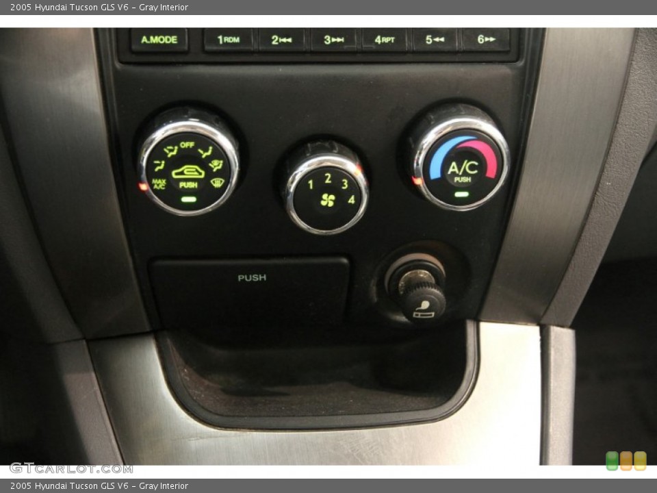 Gray Interior Controls for the 2005 Hyundai Tucson GLS V6 #97688725