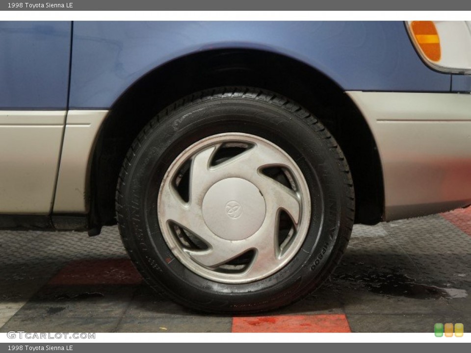 1998 Toyota Sienna LE Wheel and Tire Photo #106300688