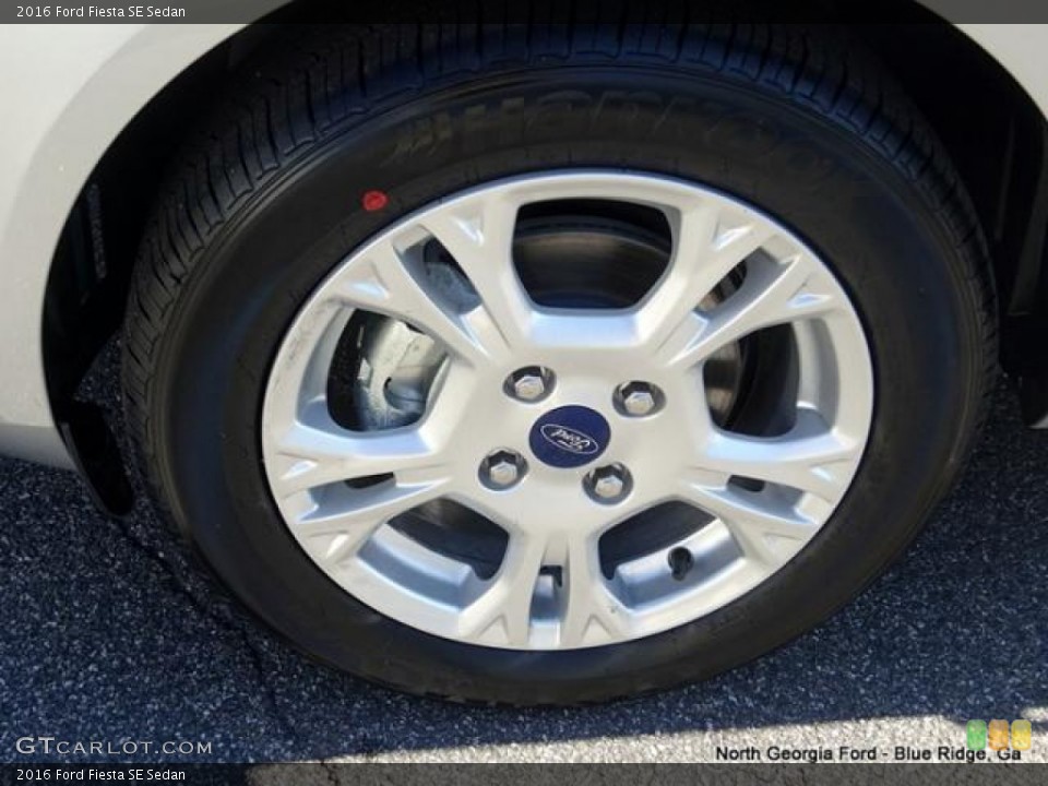 2016 Ford Fiesta SE Sedan Wheel and Tire Photo #106689707