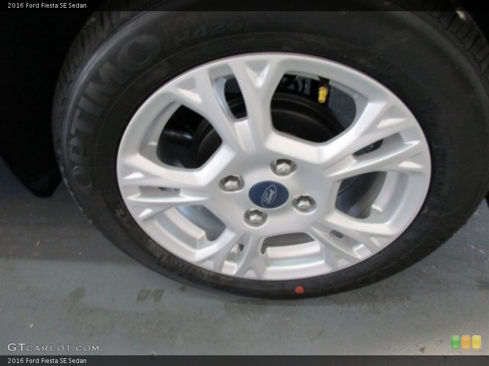 2016 Ford Fiesta SE Sedan Wheel and Tire Photo #107577019