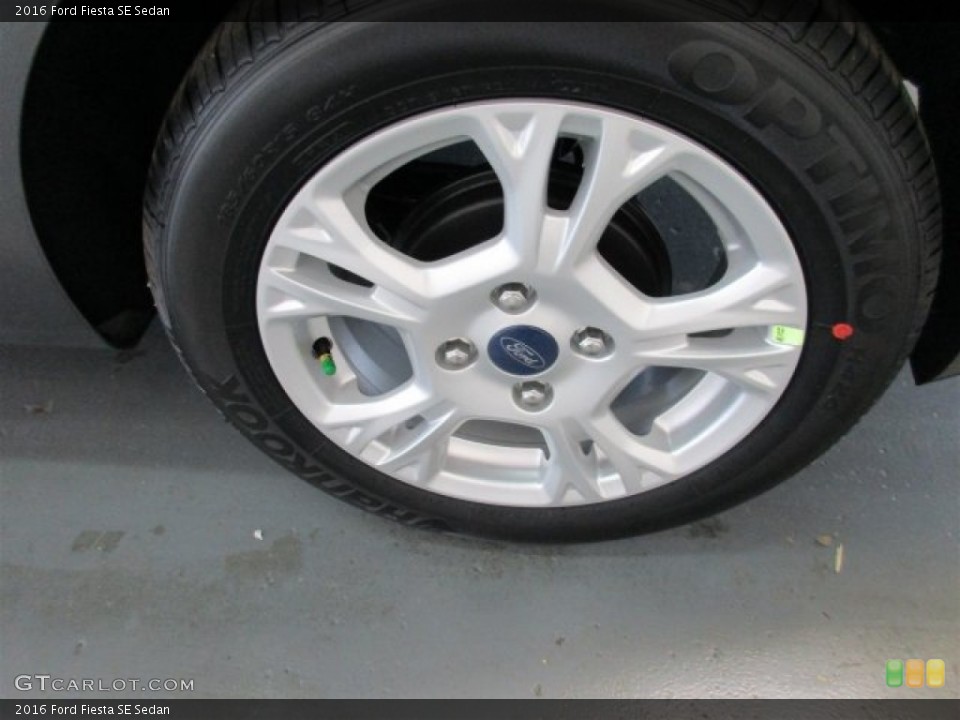 2016 Ford Fiesta SE Sedan Wheel and Tire Photo #107577487