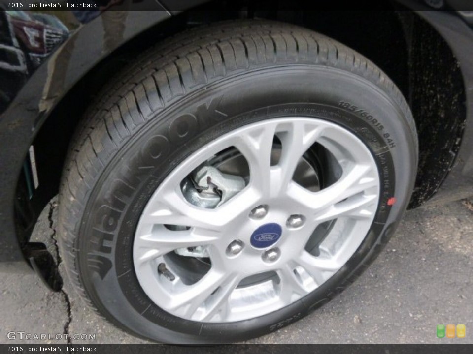 2016 Ford Fiesta SE Hatchback Wheel and Tire Photo #107779652