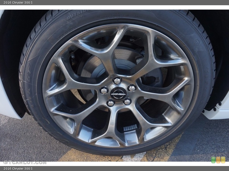 2016 Chrysler 300 S Wheel and Tire Photo #111607611