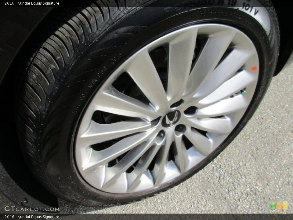 2016 Hyundai Equus Signature Wheel and Tire Photo #112156075